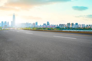 Yol Zemini ve Kentsel Skyline Mimarisi