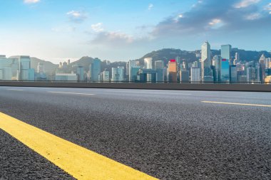 Hong Kon 'da modern şehir mimarisinin yol ve ufuk çizgisi