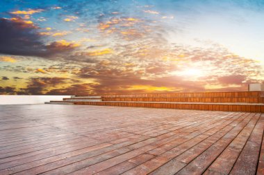 Boş Plaza Tuğlaları ve Güzel Doğal Manzara