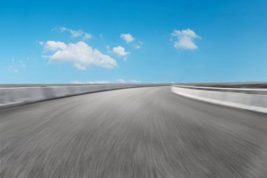 Yol yüzeyi ve gökyüzü kara bulutu