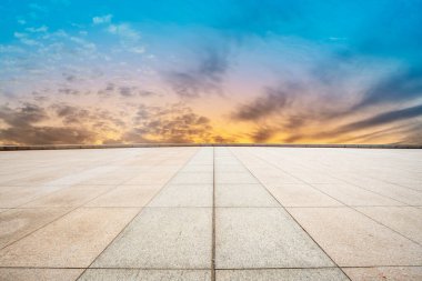 Boş karolar ve güzel gökyüzü manzarası