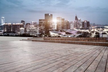 Boş kare fayanslar ve şehir mimarisinin ufuk çizgisi