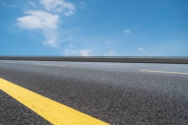 Hava yolu asfalt yol ve güzel gökyüzü manzarası