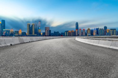 Qingdao Otoyolu 'nun ufuk çizgisi.