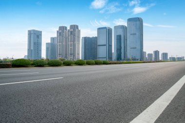 Hangzho 'daki Otoyol ve Modern Şehir Mimarisinin Skyline' ı