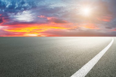 Boş otoyol asfaltı kaldırımı ve gökyüzü bulutu manzarası