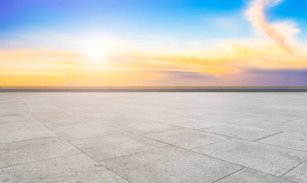 Leere Quadratische Kacheln Und Schöne Himmelslandschaft — Stockfoto