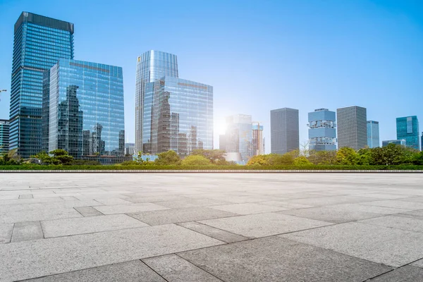 Stedelijke Wolkenkrabbers Met Lege Vierkante Vloertegels — Stockfoto