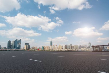 Çin 'deki modern ticari binalar boyunca boş asfalt yol. 