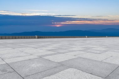 Boş Plaza Tuğlaları ve Güzel Doğal Manzara