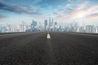 Yol kaldırımı ve Chongqing kentsel mimarisi ufuk çizgisi