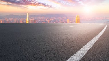 Şehrin panoramik manzarası, boş yolu