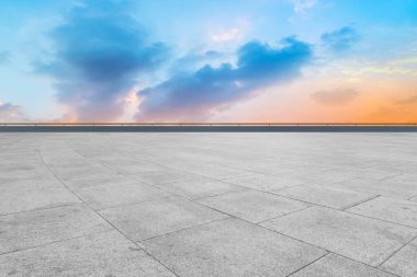 Boş karolar ve güzel gökyüzü manzarası