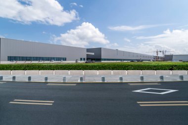 Hong Kon 'da modern şehir mimarisinin yol ve ufuk çizgisi