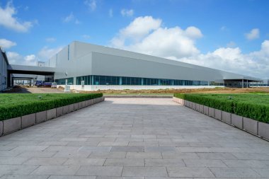 Boş kare döşemeler, modern fabrika binaları ve ambar.