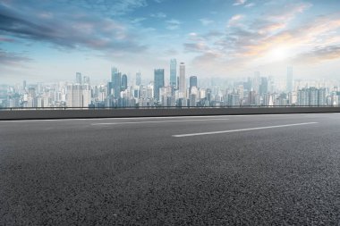 Yol kaldırımı ve Chongqing kentsel mimarisi ufuk çizgisi