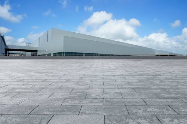 Boş kare döşemeler, modern fabrika binaları ve ambar.