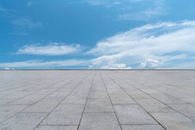 Boş döşemeler ve doğal arazi kaplaması.