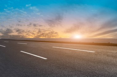 Hava yolu asfalt yol ve güzel gökyüzü manzarası