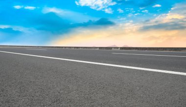 Hava yolu asfalt yol ve güzel gökyüzü manzarası