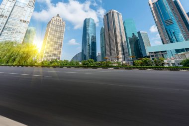 Shangha 'daki Modern Şehir Binalarının Otoyol ve Skyline' ı
