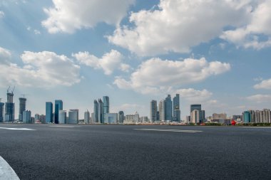 Çin 'deki modern ticari binalar boyunca boş asfalt yol. 