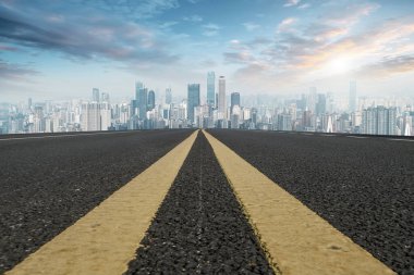 Yol kaldırımı ve Chongqing kentsel mimarisi ufuk çizgisi