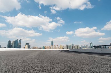 Çin 'deki modern ticari binalar boyunca boş asfalt yol. 