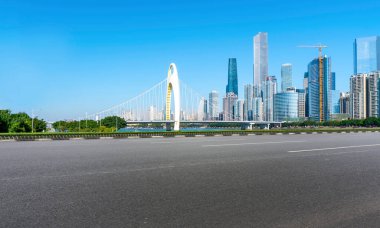 Hava yolu asfalt yolu ve ticari yapının ofis binası