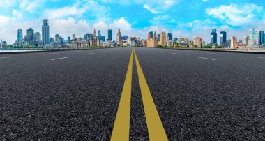 Çin 'deki modern ticari binalar boyunca boş asfalt yol. 