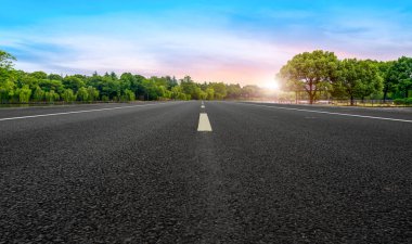 Yol yüzeyi ve gökyüzü kara bulutu