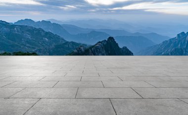 Boş Plaza Tuğlaları ve Güzel Doğal Manzara