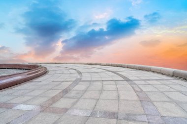 Boş karolar ve güzel gökyüzü manzarası