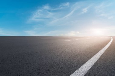 Sky Highway Asfalt Yolu ve güzel gökyüzü günbatımı manzarası