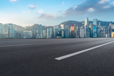 Hong Kon 'da modern şehir mimarisinin yol ve ufuk çizgisi