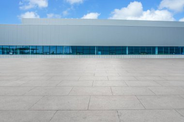 Boş kare döşemeler, modern fabrika binaları ve ambar.