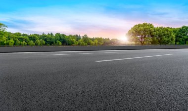 Yol yüzeyi ve gökyüzü kara bulutu