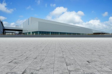 Boş kare döşemeler, modern fabrika binaları ve ambar.