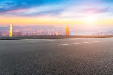 Şehrin panoramik manzarası, boş yolu