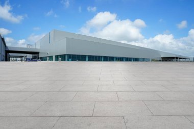 Boş kare döşemeler, modern fabrika binaları ve ambar.