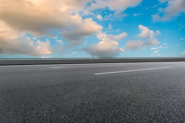 Yol yüzeyi ve gökyüzü kara bulutu