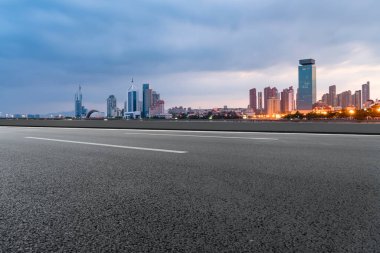 Qingdao Otoyolu 'nun ufuk çizgisi.