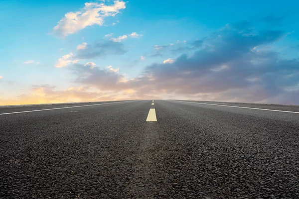 Tomma Motorväg Asfalt Trottoar Och Vacker Himmel Moln — Stockfoto