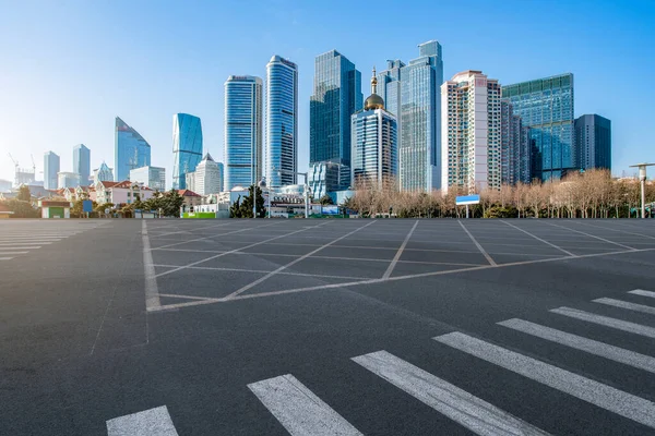 Hava yolu asfalt yolu ve ticari yapının ofis binası