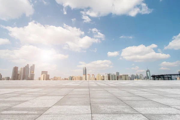 Suelos Mármol Vacíos Vistas Ciudad Bajo Cielo Azul —  Fotos de Stock