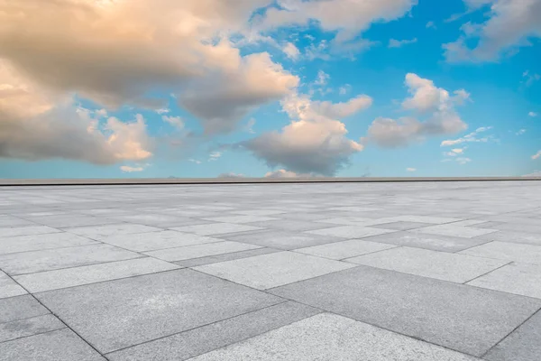 Leere Quadratische Kacheln Und Schöne Himmelslandschaft — Stockfoto