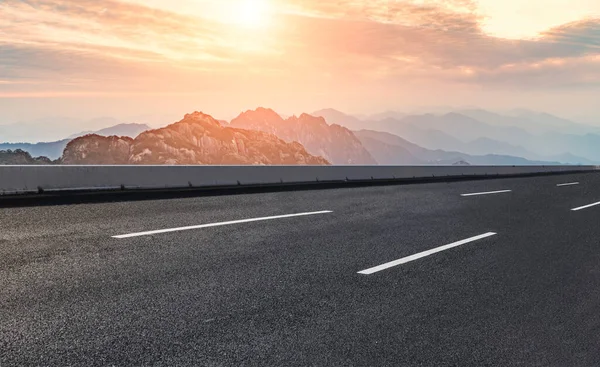 Platz Der Luftteerautobahn Und Naturlandschaft — Stockfoto