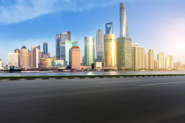 Camino Asfalto Vacío Largo Edificios Comerciales Modernos China — Foto de Stock