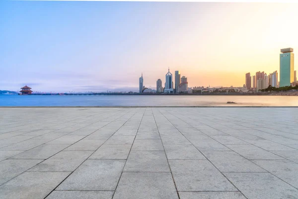 Leere Quadratische Bodenfliesen Und Städtische Architekturlandschaft — Stockfoto