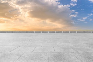 Boş karolar ve güzel gökyüzü manzarası